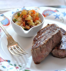 Polędwica wołowa z salsą z grillowanych ananasów