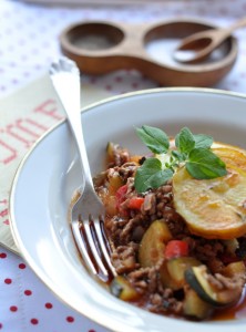 Mięsna zapiekanka z ziemniakami, cukinią i papryką