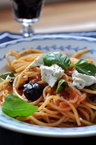 Makaron w sosie pomidorowym z oliwkami i fetą