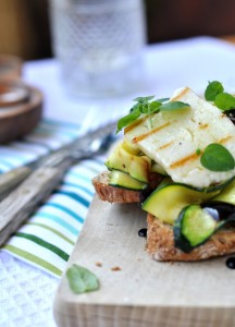 Ser halloumi z grillowaną cukinią, na grzance