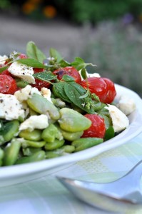 Sałatka z bobu, pomidorów i bryndzy