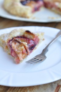 Tarta (galette) z jabłkami i śliwkami