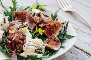 Sałatką z figami, rukolą i mozzarellą