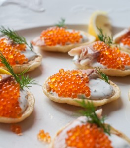 Bliny z koperkową śmietaną, kawiorem i wędzonym pstrągiem