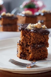 Łatwy piernik przekładany masą z suszonych śliwek i rumu