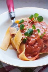 Makaron w sosie pomidorowym z serkiem kozim