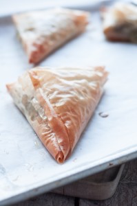 Trójkąty z ciasta filo nadziewane szpinakiem