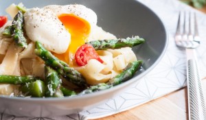 Makaron ze szparagami i jajkiem w koszulce