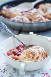 Zapiekany rabarbar z truskawkami (cobbler)