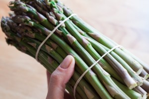 Ekspresowa tarta ze szparagami i serem pleśniowym