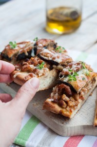 Drożdżowe placki z moussaką