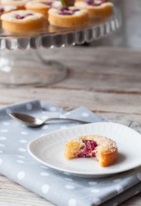 Cytrynowe mini-babeczki z malinami