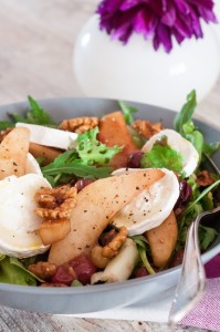 Rukola z karmelizowaną gruszką, winogronami i kozim serkiem