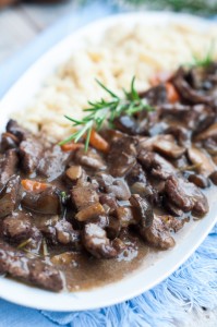 Gulasz wołowo-grzybowy z lanymi kluseczkami