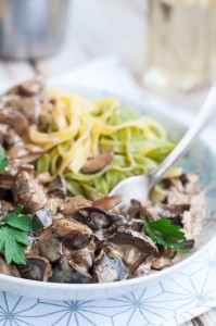 Makaron z grzybami w śmietanie