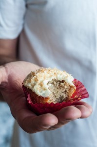 Babeczki kokosowo-bananowe z ananasem (hummingbird cupcakes)