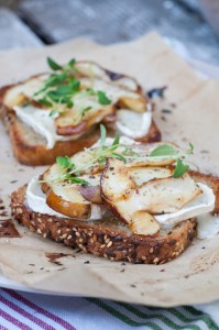 Grzanki z kozim serem i prawdziwkami