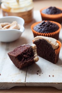 Czekoladowe babeczki z kremem orzechowym