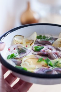 Matiasy (śledzie) w lekkim sosie z musztardą i jabłkami