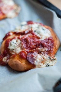 Pikantna mini pizza z chorizo