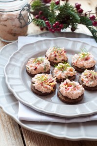 Pasta łososiowa na pumperniklu