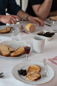 Foie gras, czym to się je? (czyli o chałce i sosie śliwkowym)