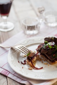 Wątróbka z konfiturą cebulową na wytrawnym ciastku