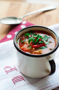 Pikantna zupa z chorizo, papryką i soczewicą