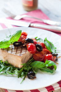 Grillowany miecznik z sosem ze świeżych pomidorów