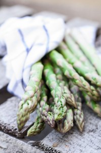 Łosoś ze szparagami na parze, z jajkiem w koszulce