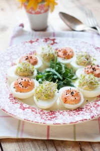 Faszerowane jajka- z pieczoną papryką oraz awokado i rukolą