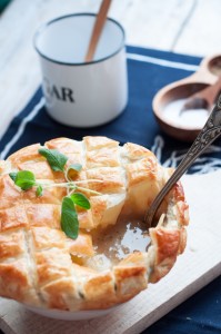 Francuska zupa cebulowa zapiekana pod ciastem