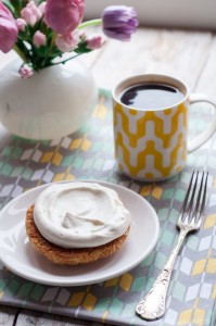 Brytyjskie ciacteczka 'scones' z owocami i bitą śmietanką