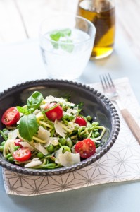 Cukiniowe spaghetti z pesto i groszkiem