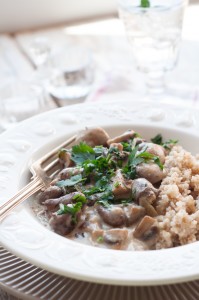 Gulasz z serduszek drobiowych w sosie śmietanowym