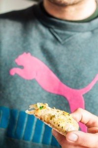 Pizza na razowym cieście, z siemieniem i młodymi ziemniakami