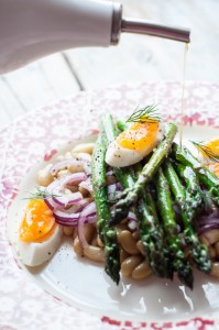 Sałatka ze szparagów, fasolki i jajka