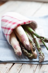 Szybka tarta ze szparagami, cukinią i pomidorkami