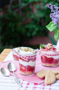 Rabarbar, truskawki i waniliowy krem jogurtowy