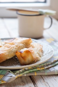 Roladki ciasta filo z twarogiem i rukolą