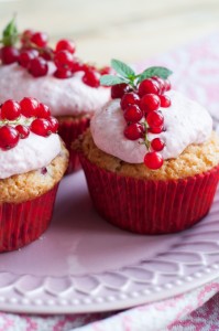 Babeczki z porzeczkami i kremem truskawkowym