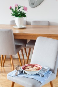 Truskawki z rabarbarem pod twarogowym ciastem