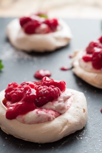 Mini pavlova czyli bezy ze śmietanką i malinami