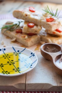 Focaccia z pomidorkami, rozmarynem i fetą