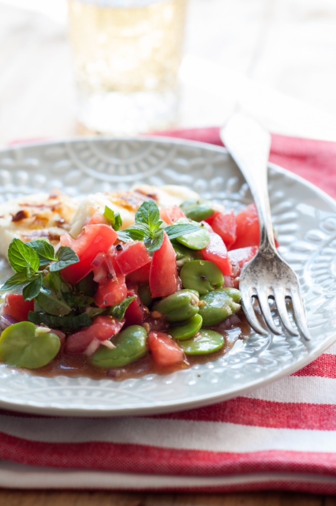 Sałatka z bobu, pomidorów i sera halloumi