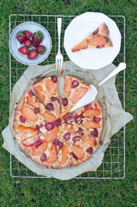 Danish pastry z owocami i migdałami w karmelu