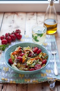 Makaron z kwiatkami cukinii i pomidorami