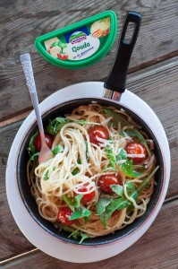 Makaron z sosem serowym i szpinakowe ravioli