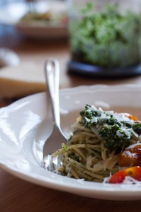 Makaron z pietruszkowym pesto i balsamicznymi pomidorkami