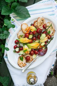 Ciepła sałatka z pomidorów i faszerowanych kwiatów cukinii